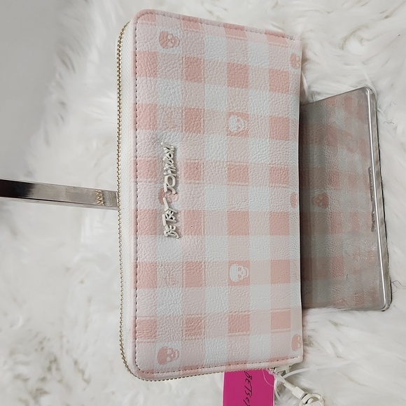 🔹️Betsey Johnson🔹️ Pink Multi XOZIP-G Skull Gigham Wallet + Wristlet - Picture 1 of 7